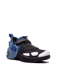 schwarze Sportschuhe von Jordan