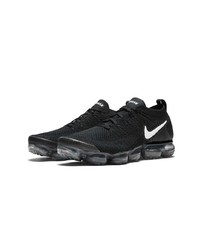 schwarze Sportschuhe von Nike