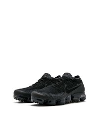 schwarze Sportschuhe von Nike