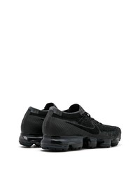 schwarze Sportschuhe von Nike