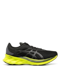 schwarze Sportschuhe von Asics