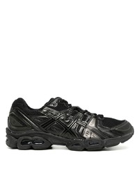 schwarze Sportschuhe von Asics