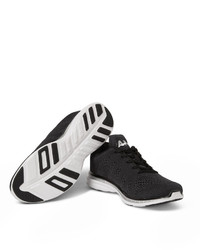 schwarze Sportschuhe