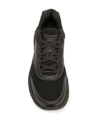 schwarze Sportschuhe von Hoka One One