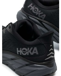 schwarze Sportschuhe von Hoka One One