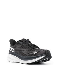 schwarze Sportschuhe von Hoka One One