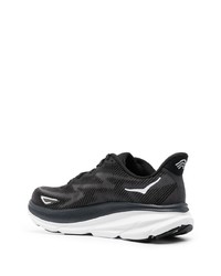 schwarze Sportschuhe von Hoka One One