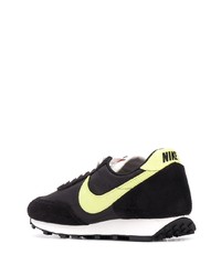 schwarze Sportschuhe von Nike