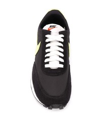 schwarze Sportschuhe von Nike