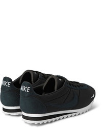 schwarze Sportschuhe von Nike