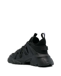 schwarze Sportschuhe von McQ