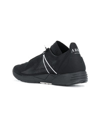 schwarze Sportschuhe von Arkk