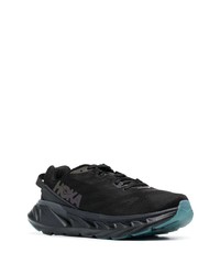 schwarze Sportschuhe von Hoka One One