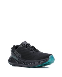 schwarze Sportschuhe von Hoka One One