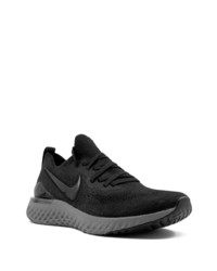 schwarze Sportschuhe von Nike