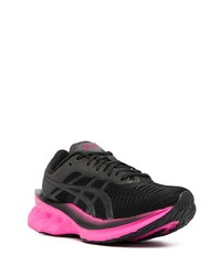 schwarze Sportschuhe von Asics