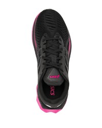 schwarze Sportschuhe von Asics