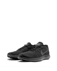 schwarze Sportschuhe von Nike