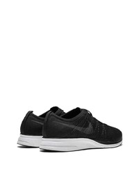 schwarze Sportschuhe von Nike