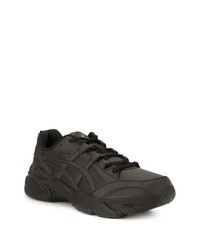 schwarze Sportschuhe von Asics