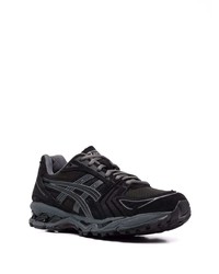 schwarze Sportschuhe von Asics