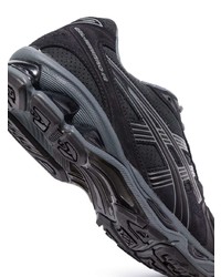 schwarze Sportschuhe von Asics