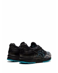 schwarze Sportschuhe von Asics