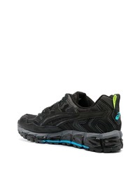 schwarze Sportschuhe von Asics