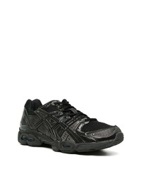 schwarze Sportschuhe von Asics