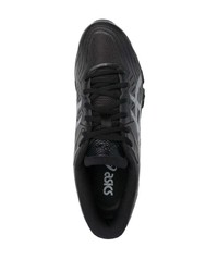 schwarze Sportschuhe von Asics