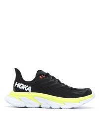 schwarze Sportschuhe von Hoka One One