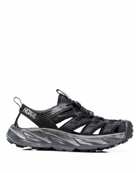 schwarze Sportschuhe von Hoka One One