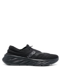 schwarze Sportschuhe von Hoka One One