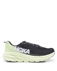 schwarze Sportschuhe von Hoka One One