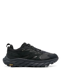 schwarze Sportschuhe von Hoka One One