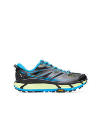 schwarze Sportschuhe von Hoka One One