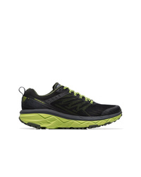 schwarze Sportschuhe von Hoka One One