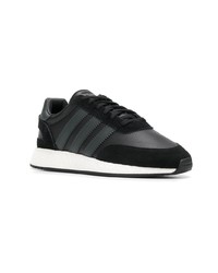 schwarze Sportschuhe von adidas