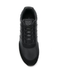 schwarze Sportschuhe von adidas