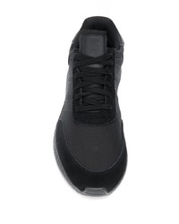 schwarze Sportschuhe von adidas