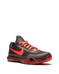 schwarze Sportschuhe von Nike