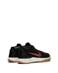 schwarze Sportschuhe von Nike