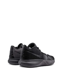 schwarze Sportschuhe von Nike