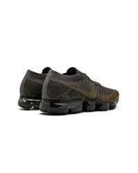 schwarze Sportschuhe von Nike