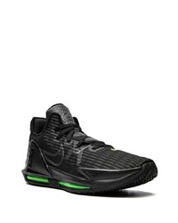 schwarze Sportschuhe von Nike