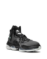 schwarze Sportschuhe von Nike