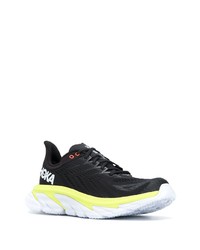 schwarze Sportschuhe von Hoka One One