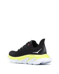 schwarze Sportschuhe von Hoka One One