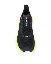 schwarze Sportschuhe von Hoka One One