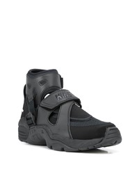 schwarze Sportschuhe von Nike